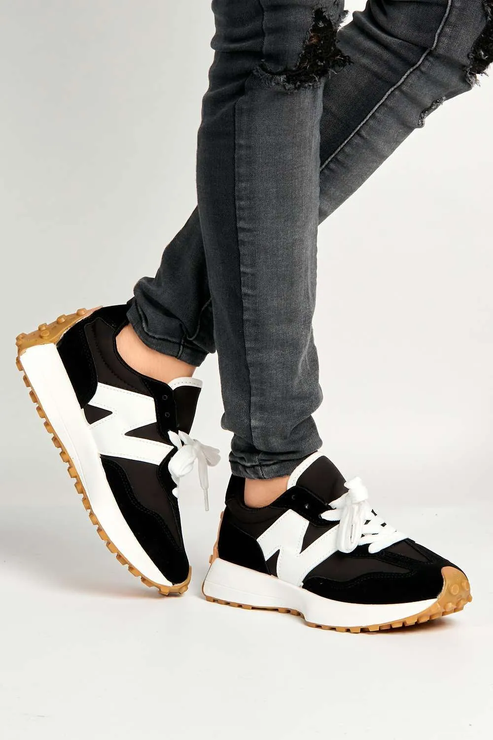 Yeez Lace-Up Trainers in Black / White